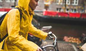 Beeld bij Kies de beste fietsregenkleding met deze 7 tips