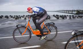 Beeld bij Jurjun van der Velde herovert de Hollandse wind op Eneco NK Tegenwindfietsen