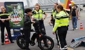 Beeld bij Risico’s rijden op opgevoerde e-bike vaak onbekend bij jongeren en ouders