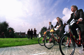 Beeld bij De Oranjes in de buitenlucht: Koninklijk fietsen