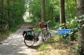 Beeld bij Drie miljoen euro voor herstel fietspaden in Drenthe